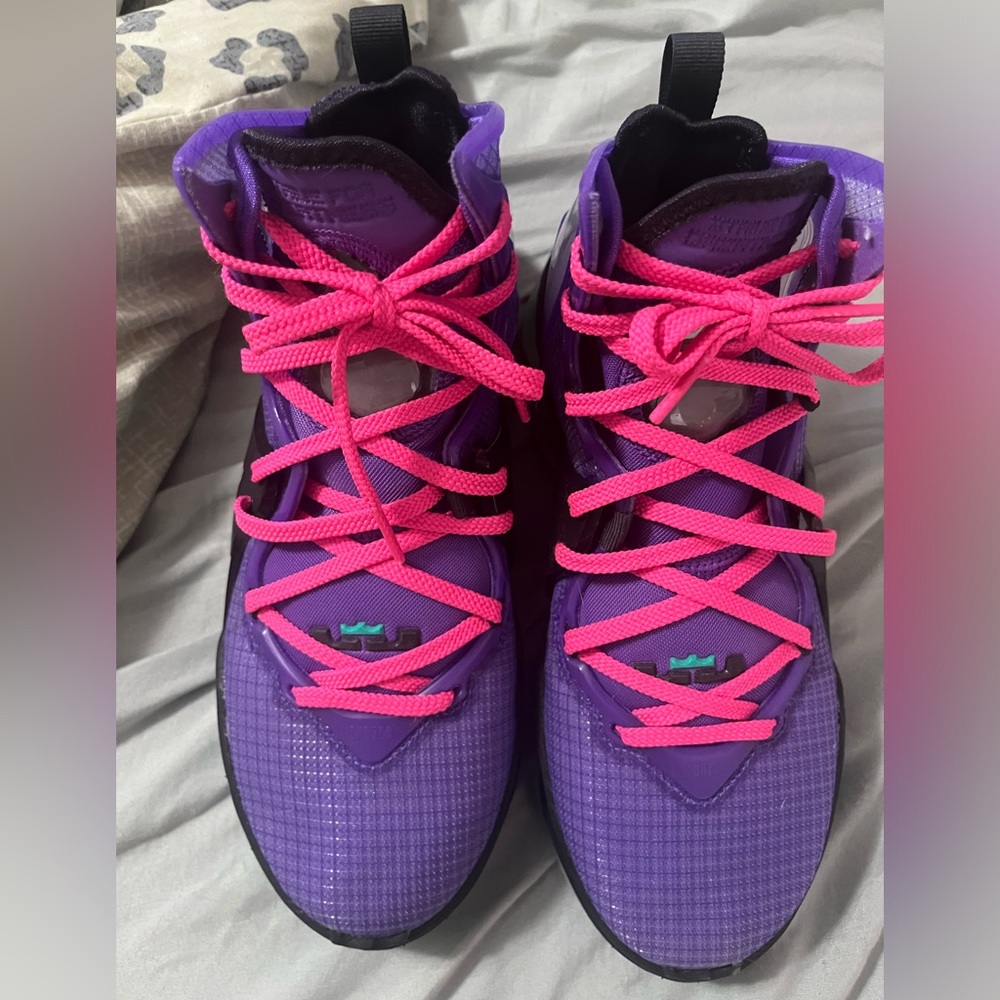Size 6.5 mens lebrons very good condition worn max of 3x